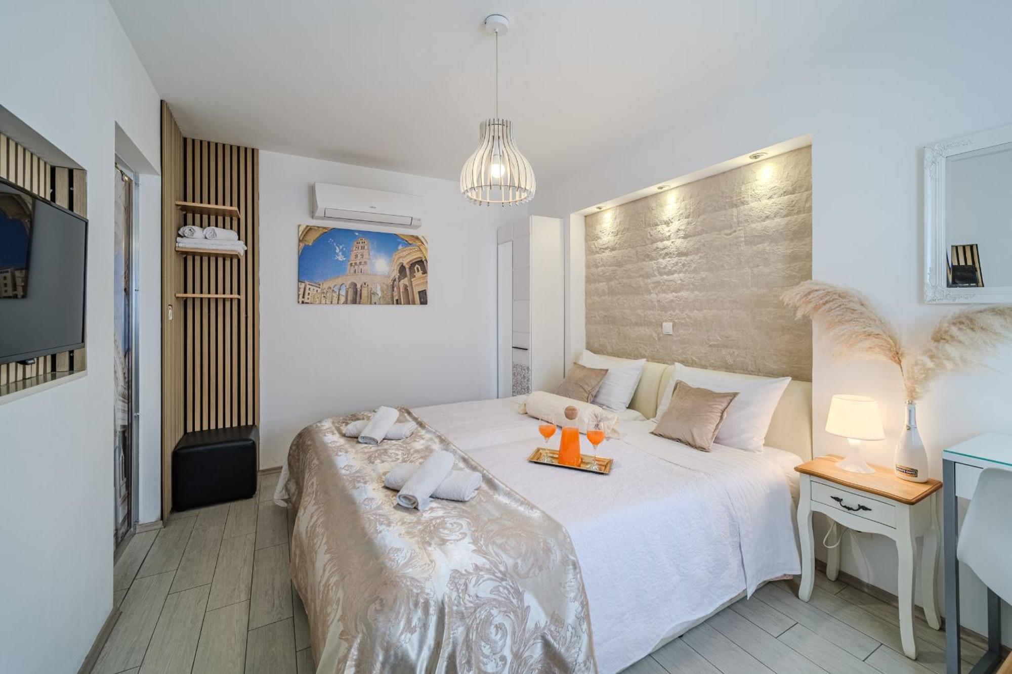 Central Split Rooms And Apartments Paese Exterior photo
