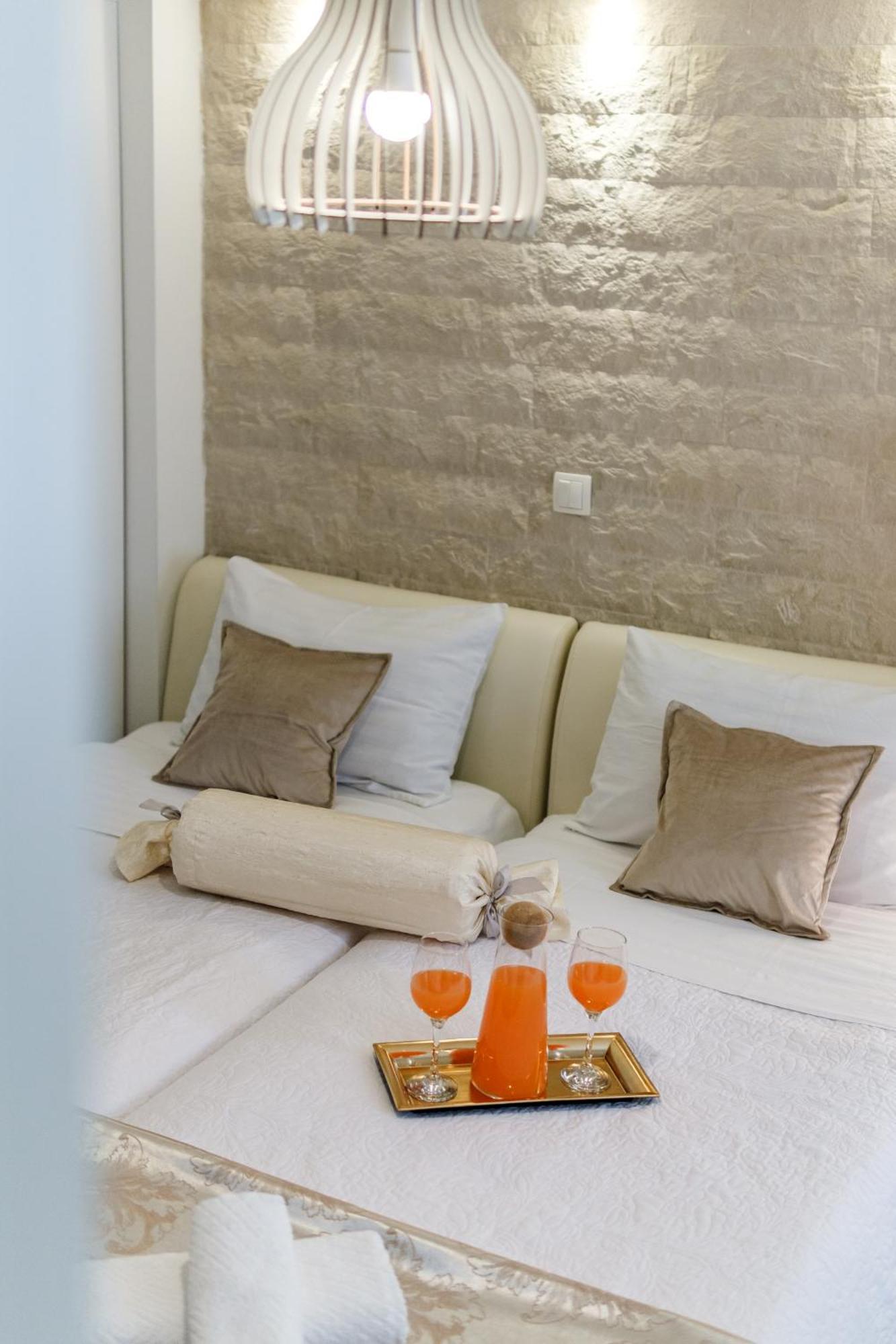 Central Split Rooms And Apartments Paese Exterior photo