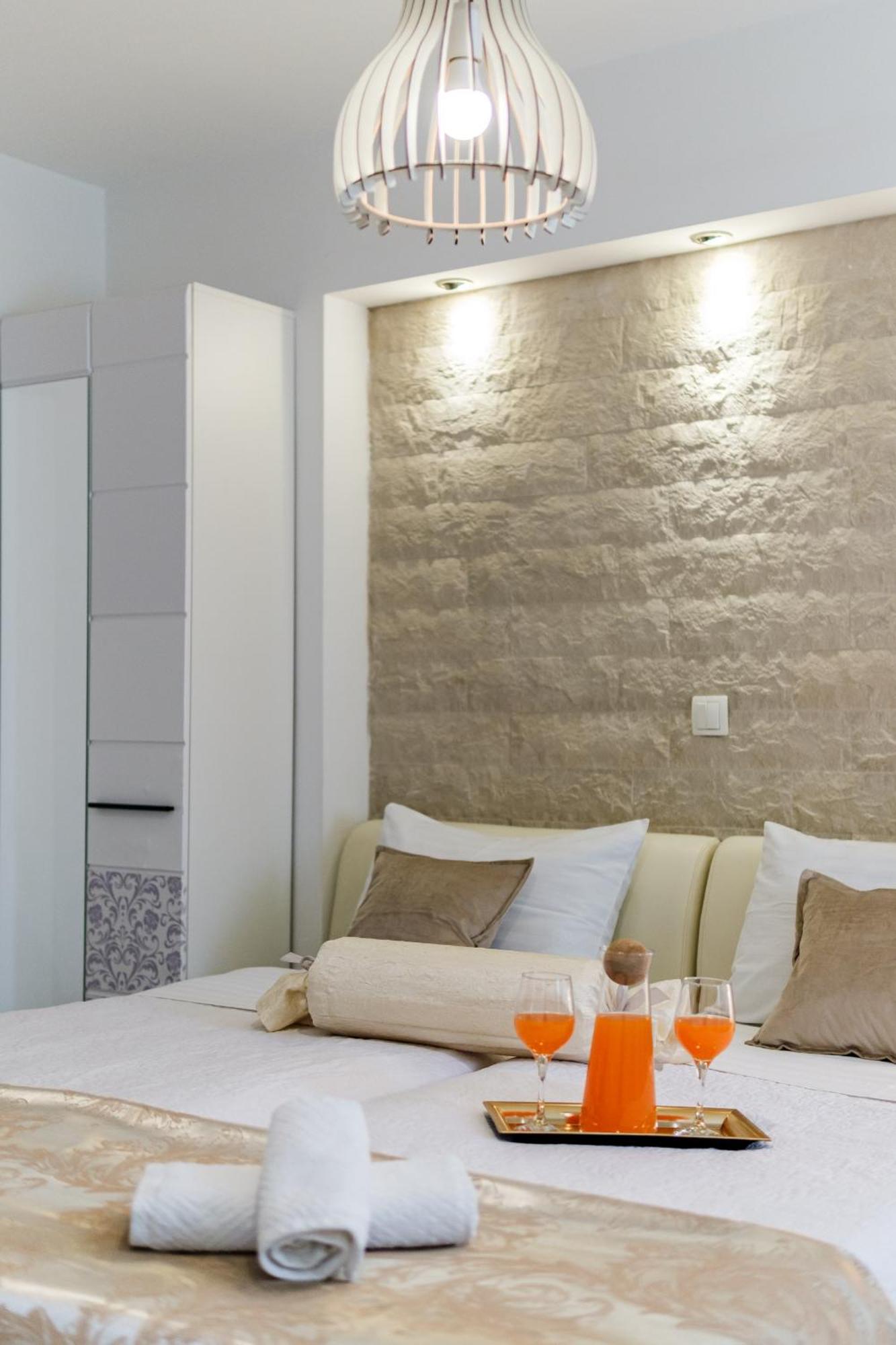 Central Split Rooms And Apartments Paese Exterior photo