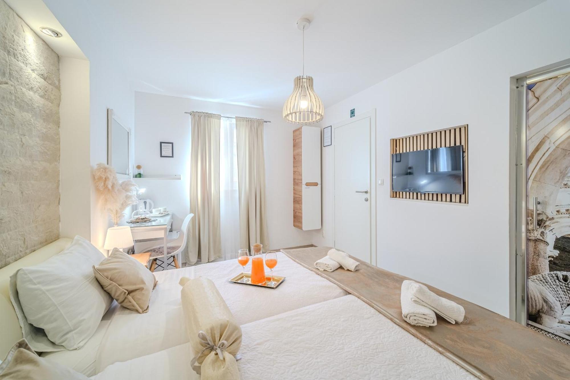 Central Split Rooms And Apartments Paese Exterior photo