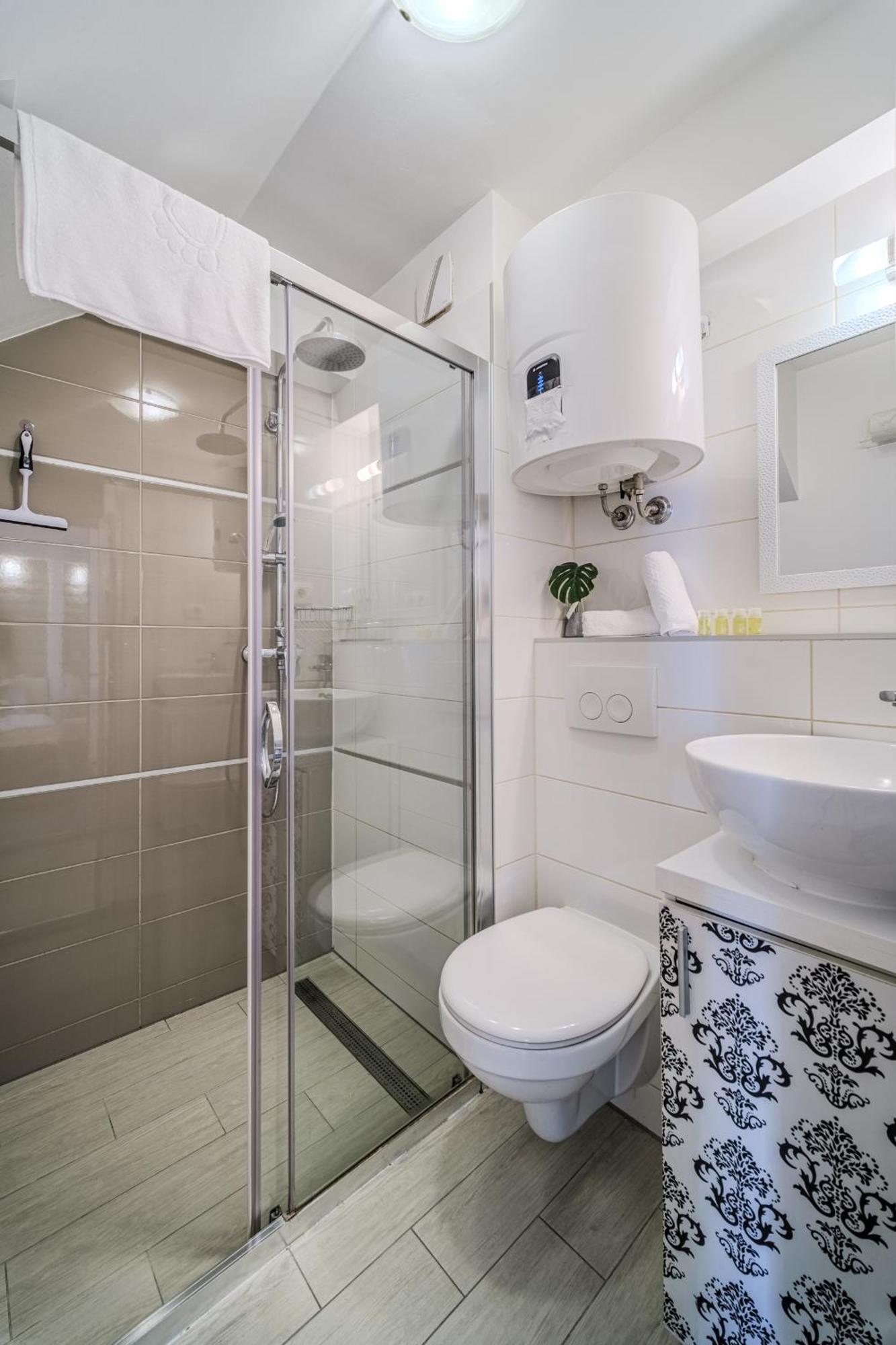 Central Split Rooms And Apartments Paese Exterior photo