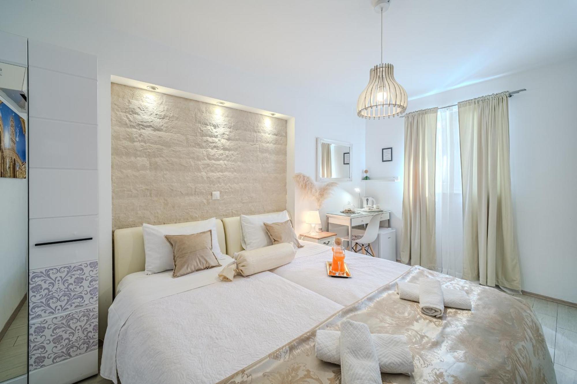 Central Split Rooms And Apartments Paese Exterior photo