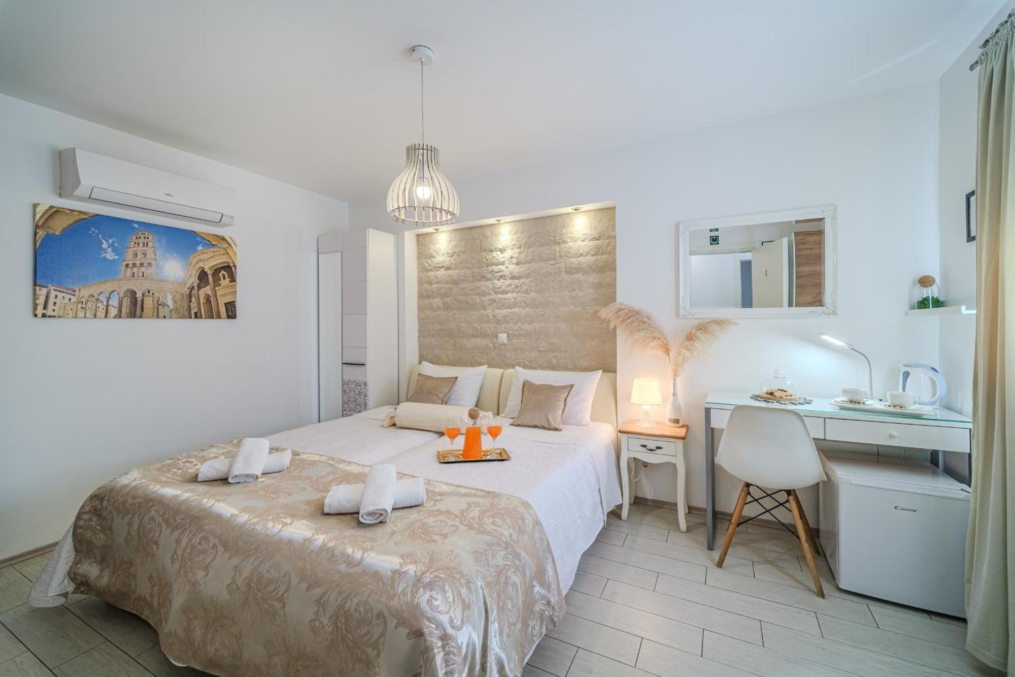 Central Split Rooms And Apartments Paese Exterior photo