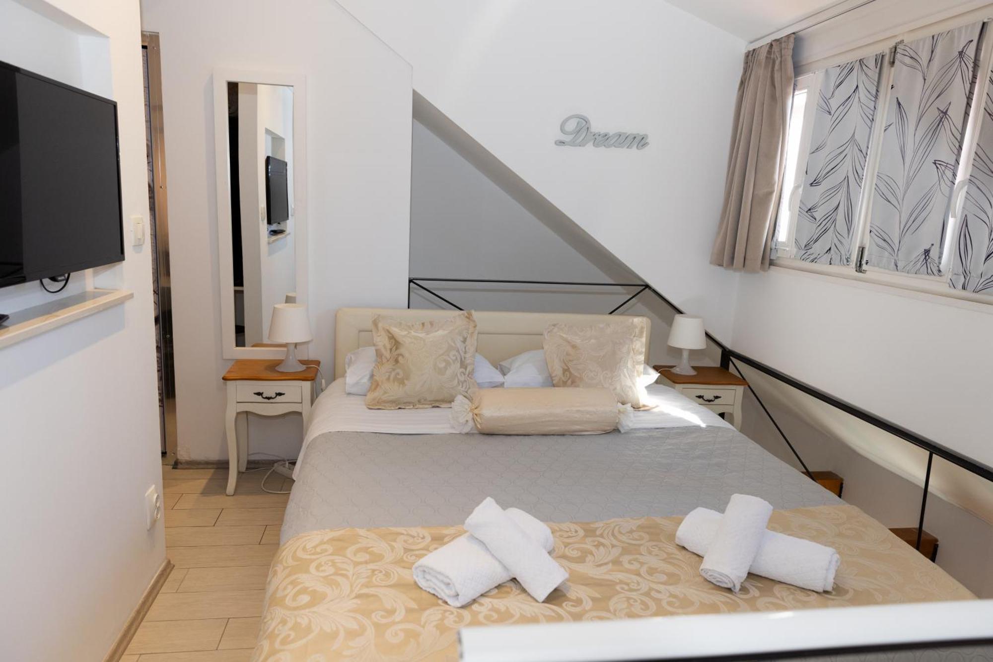 Central Split Rooms And Apartments Paese Exterior photo