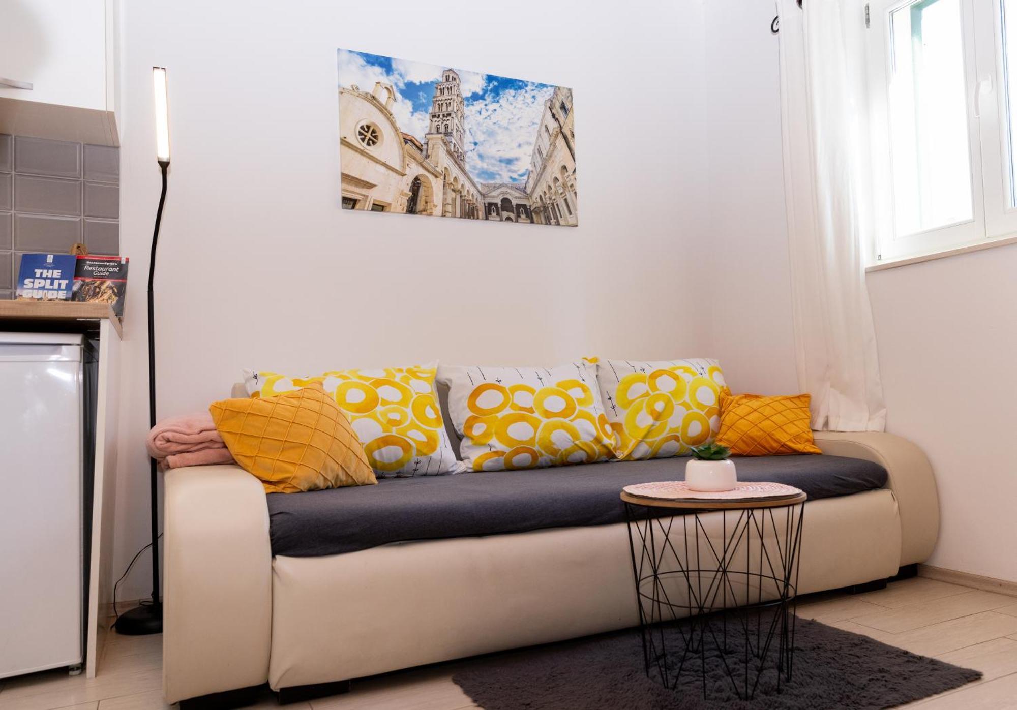Central Split Rooms And Apartments Paese Exterior photo