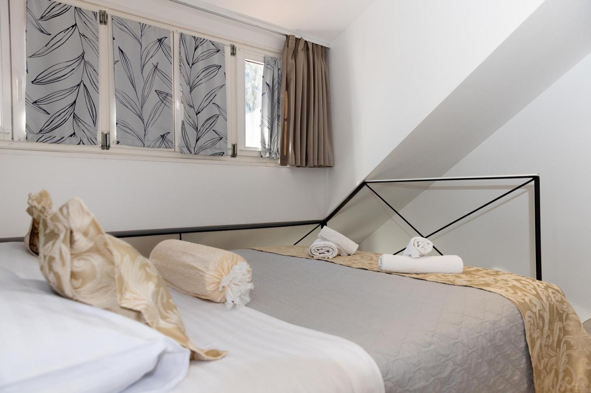 Central Split Rooms And Apartments Paese Exterior photo