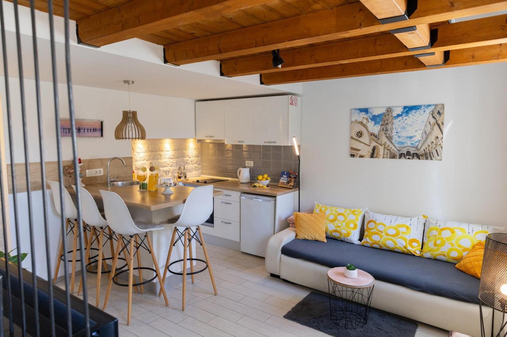 Central Split Rooms And Apartments Paese Exterior photo