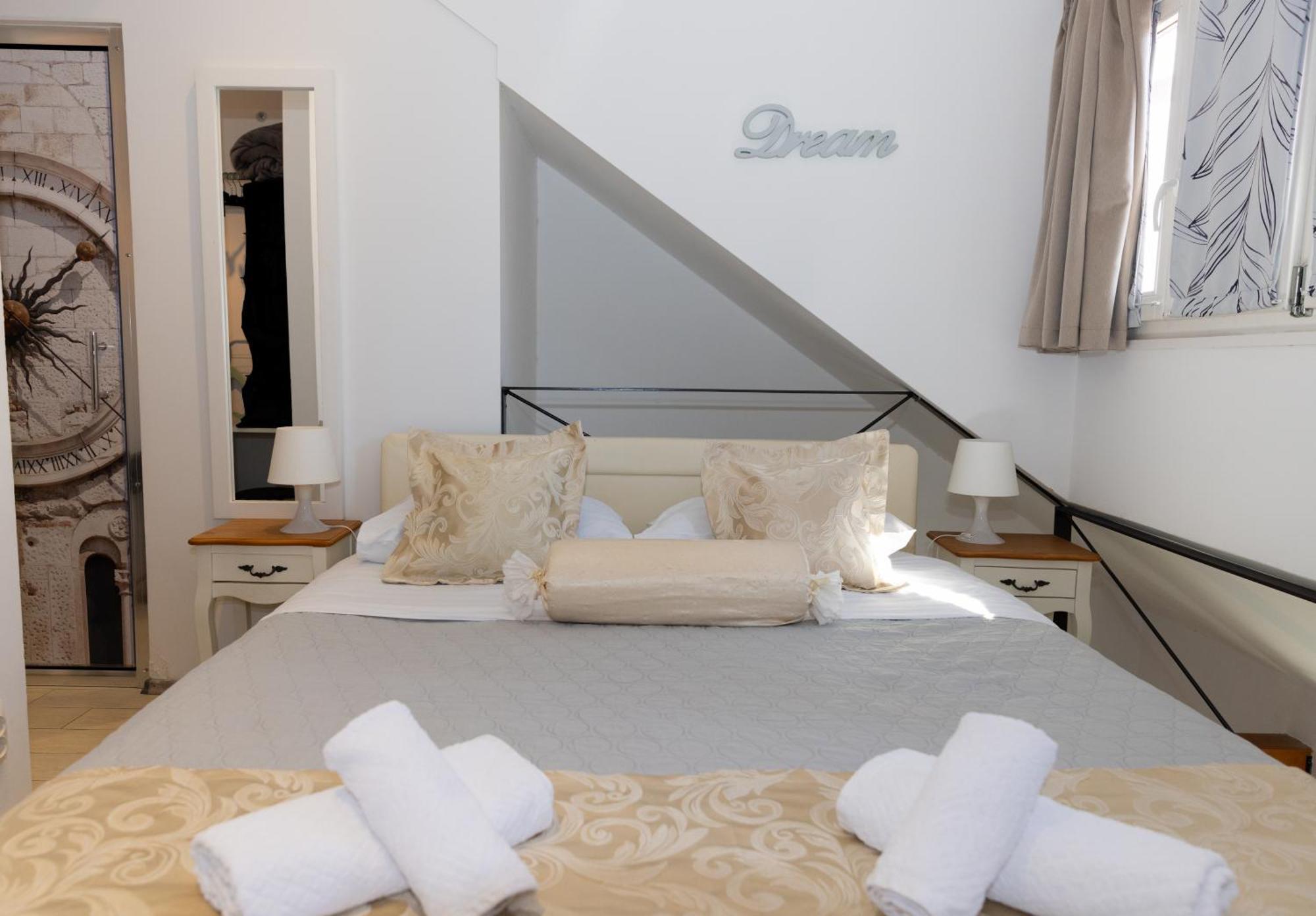 Central Split Rooms And Apartments Paese Exterior photo
