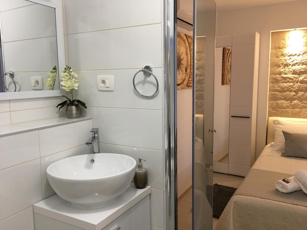 Central Split Rooms And Apartments Paese Exterior photo