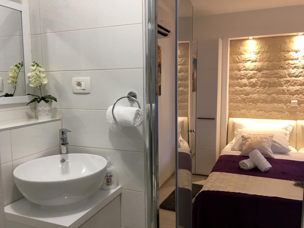 Central Split Rooms And Apartments Paese Exterior photo